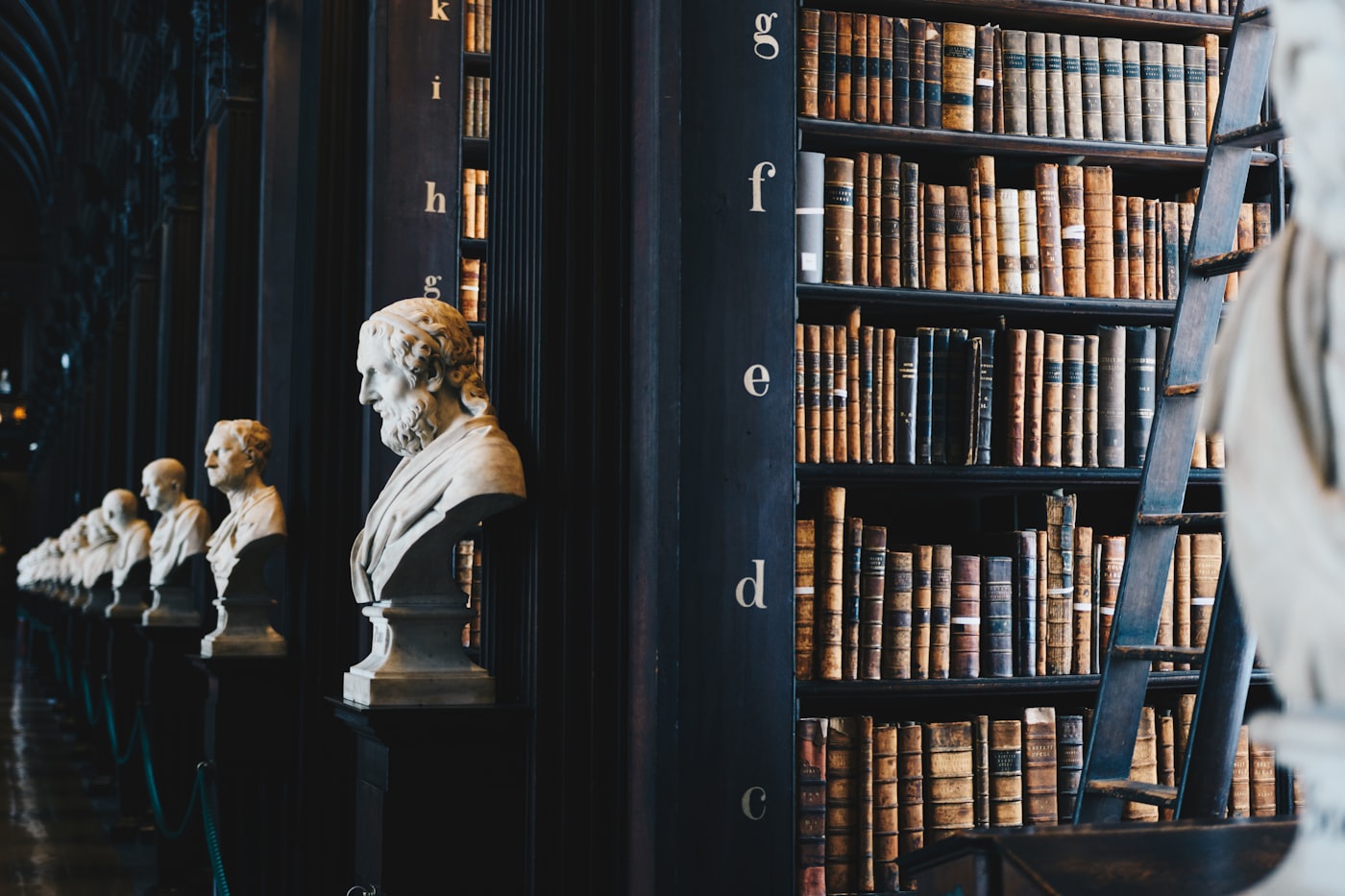 Corredor de biblioteca jurídica com estantes de livros encadernados