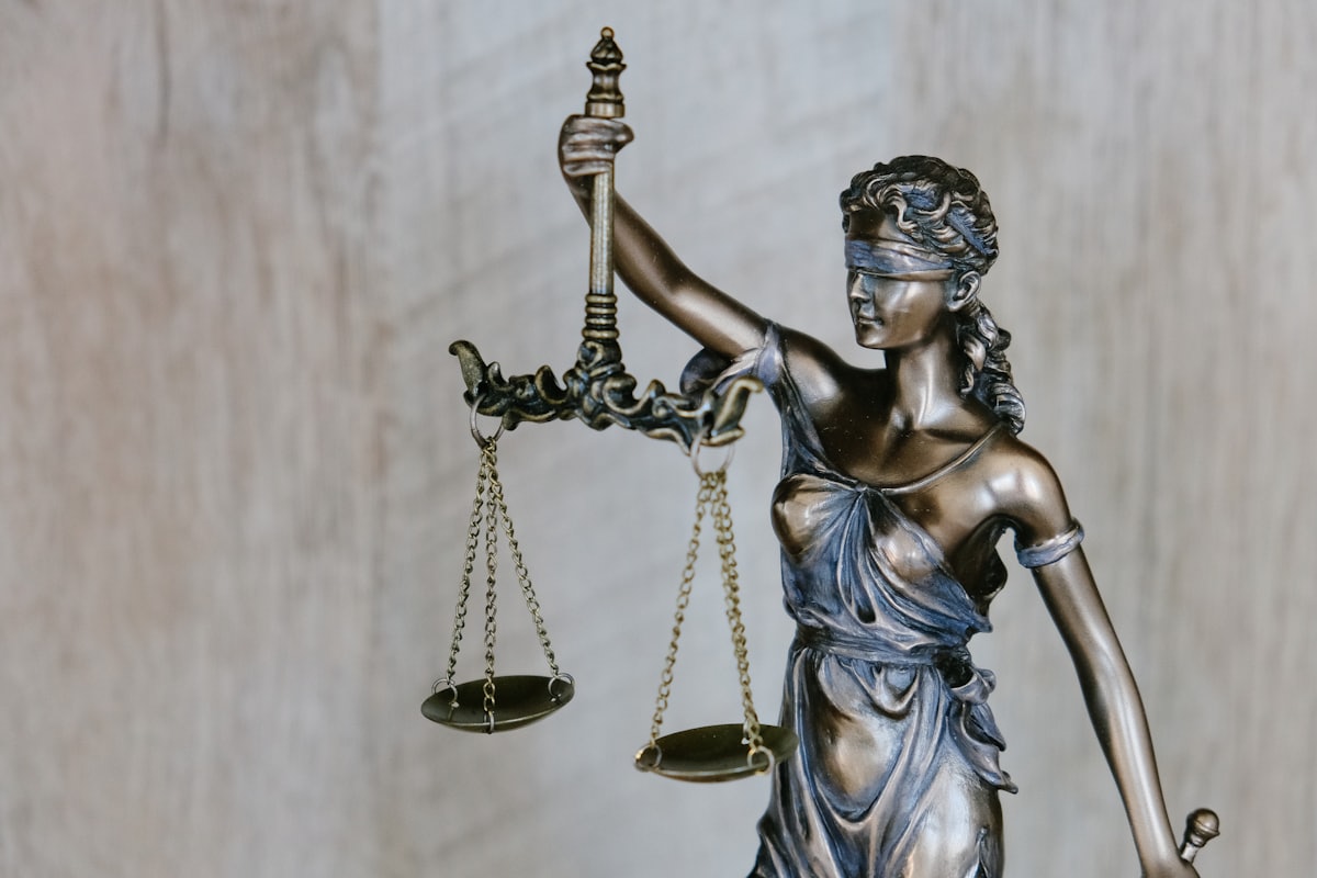 Estátua da Justiça segurando uma balança